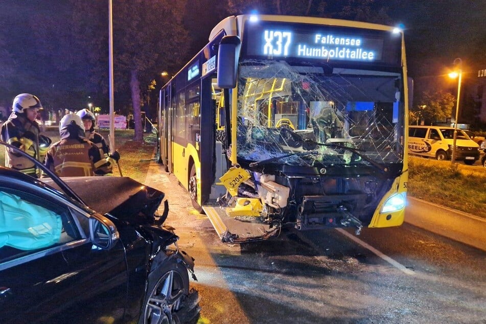 Durch den Unfall wurde der Busfahrer eingeklemmt und musste befreit werden.
