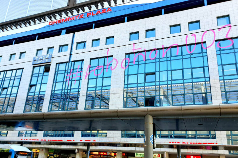 Am Chemnitz-Plaza leuchtet für drei Monate der Schriftzug "#robotron003".