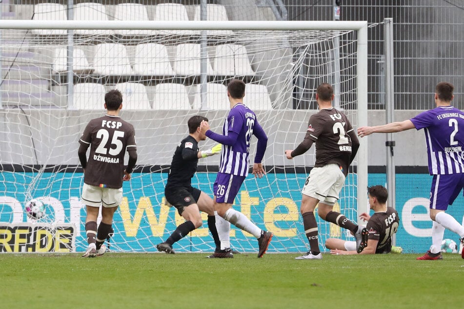 Die endgültige Entscheidung zugunsten des FC St. Pauli. Luca Zander (2.v.r). traf zum 3:0.