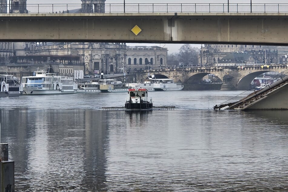 Mess-Boot "Rosslau" wagte sich am Dienstag unter der Carolabrücke hindurch, fand jedoch nicht das verschwundene Träger-Gelenk.