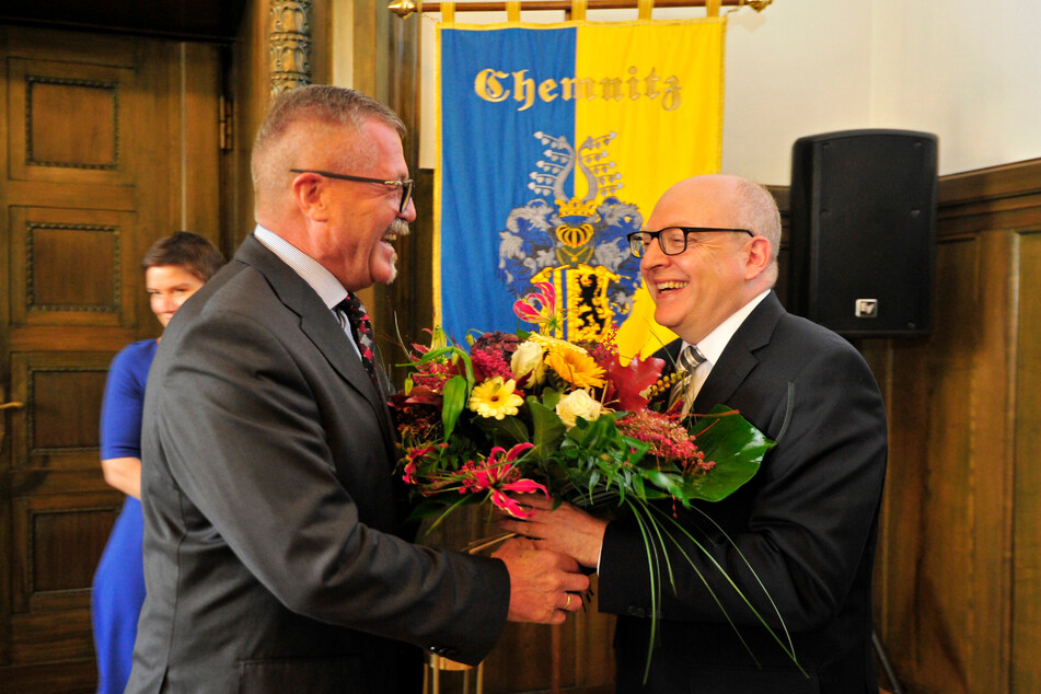 Ordnungsbürgermeister Miko Runkel (60, parteilos) gratulierte Sven Schulze (SPD, r.) mit Blumen zum 50. Geburtstag.