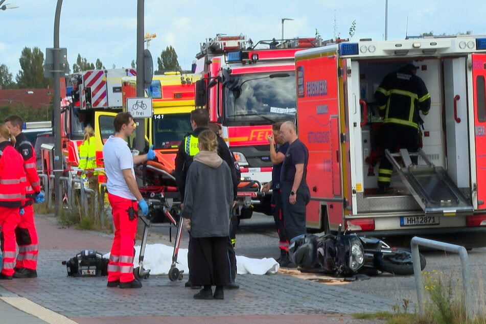 Rettungskräfte am Einsatzort. Für den Motorradfahrer kam jede Hilfe zu spät.