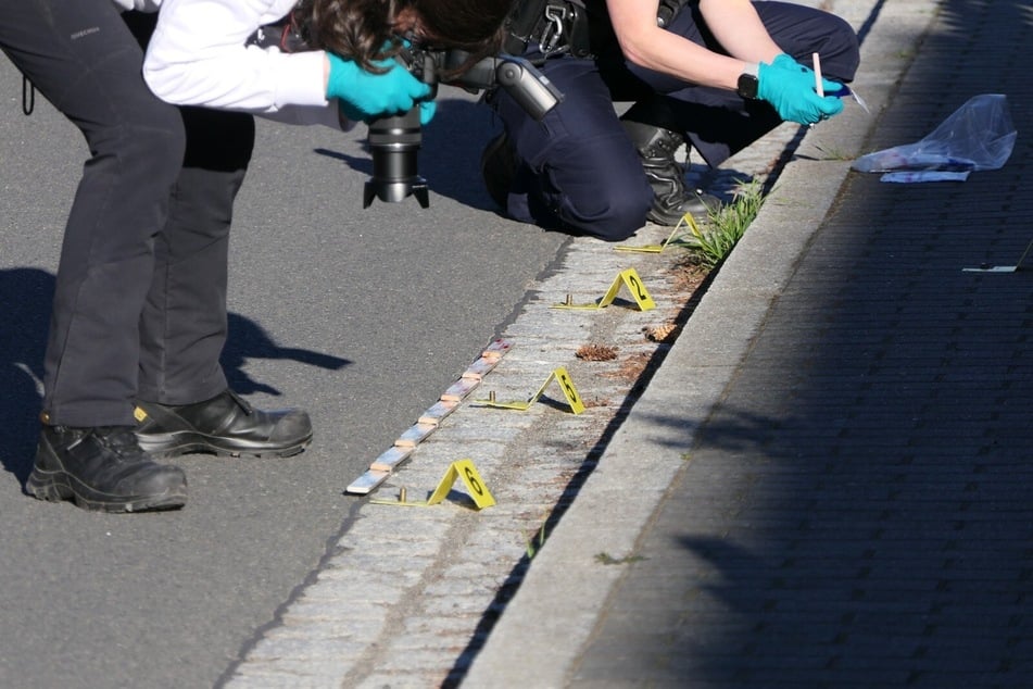 Die Spurensicherung stellte mehrere Patronenhülsen auf dem Grundstück fest und dokumentierte sie für weitere Ermittlungen.