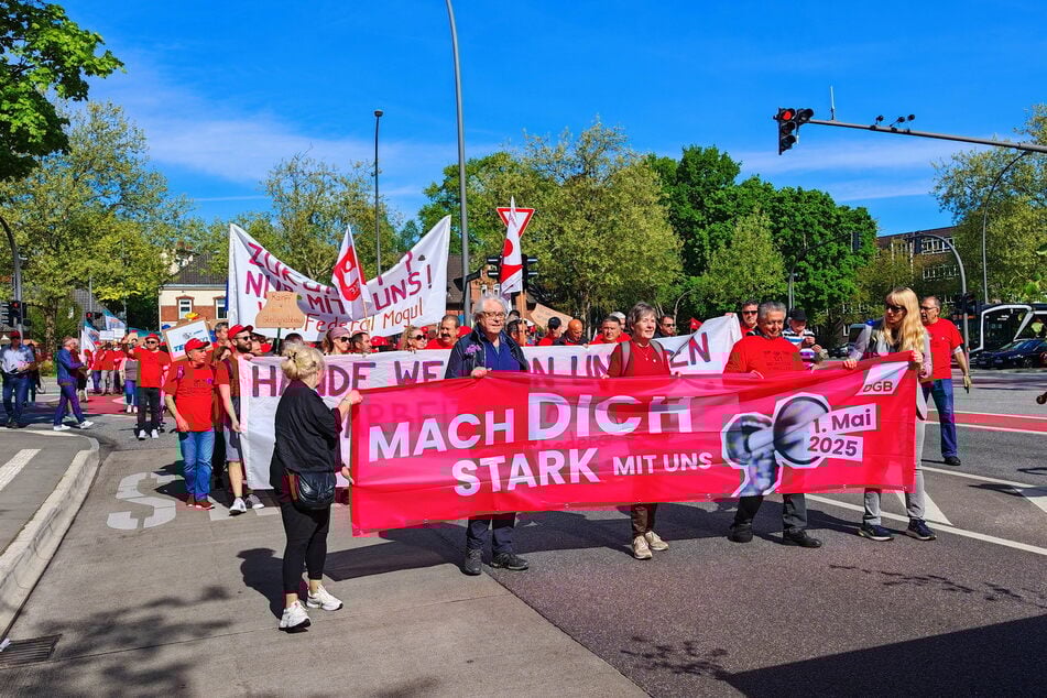 Den Auftakt der diesjährigen Hamburger Mai-Demos machte die DGB-Demo in Bergedorf. Rund 800 Personen zogen vom Lohbrügger Markt zum Bergedorfer Rathaus.