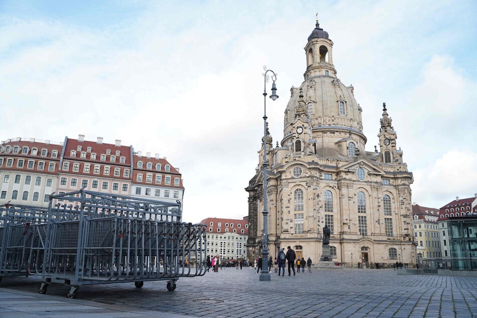An der Frauenkirche wurden sogenannte Hamburger Gitter vorbereitet.