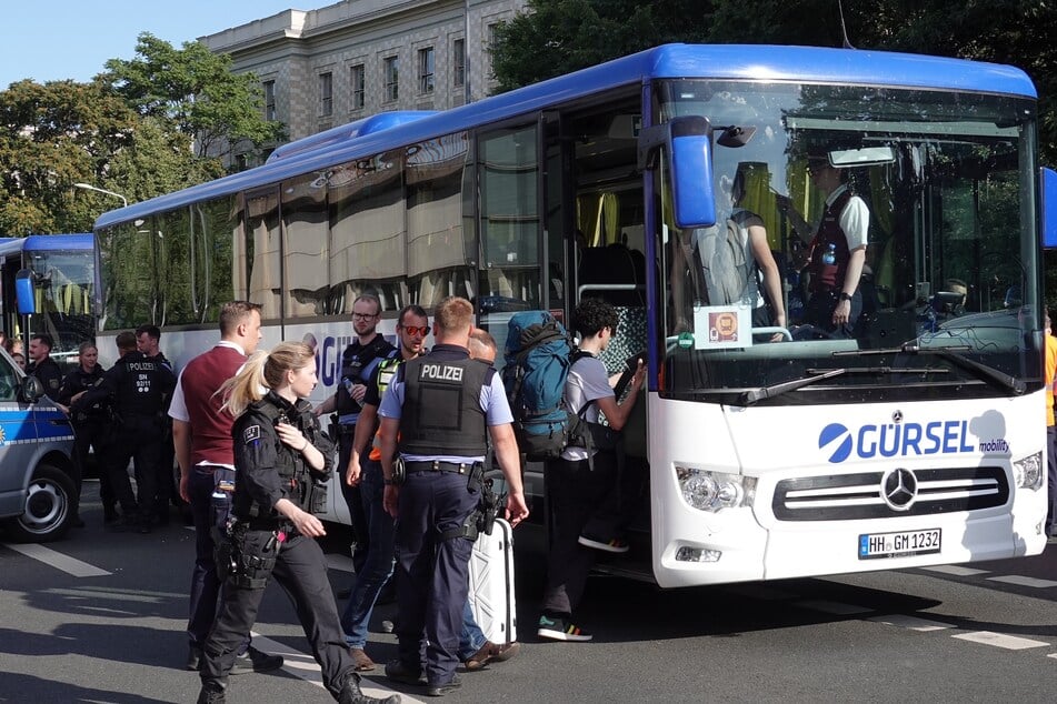 Die Deutsche Bahn organisierte Ersatzbusse für die Weiterfahrt.