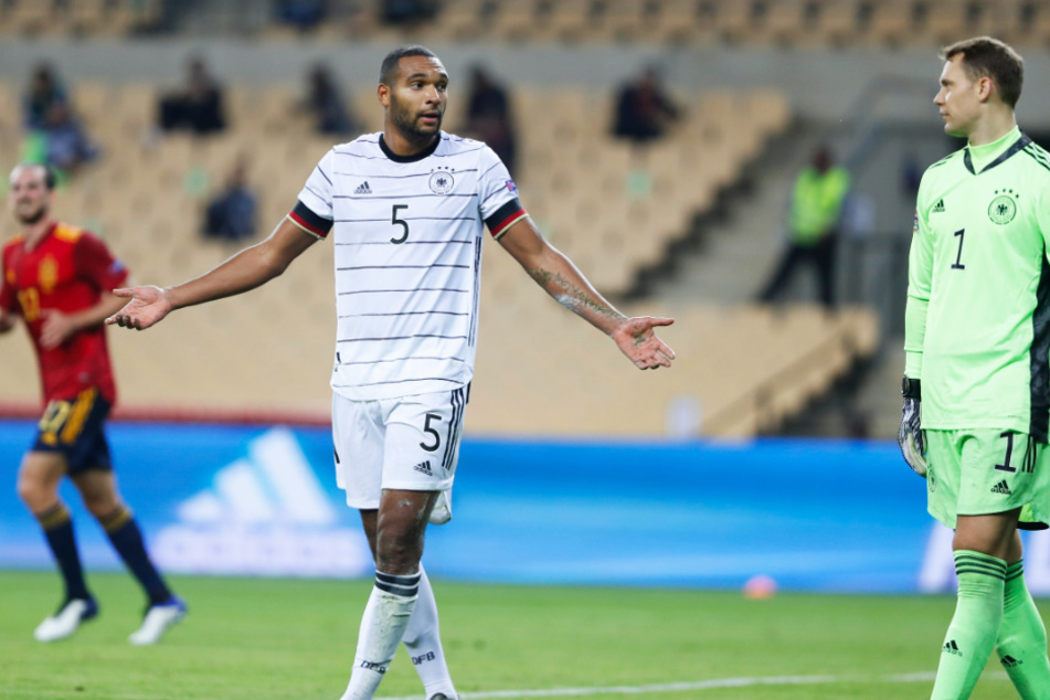Jonathan Tah (24, v.-l.) kassierte mit Deutschland eine 0:6-Klatsche in Spanien.