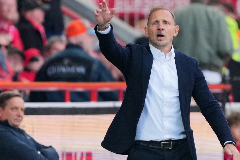 Mauro Lustrinelli (50) feiert seinen ersten Bundesliga-Sieg.