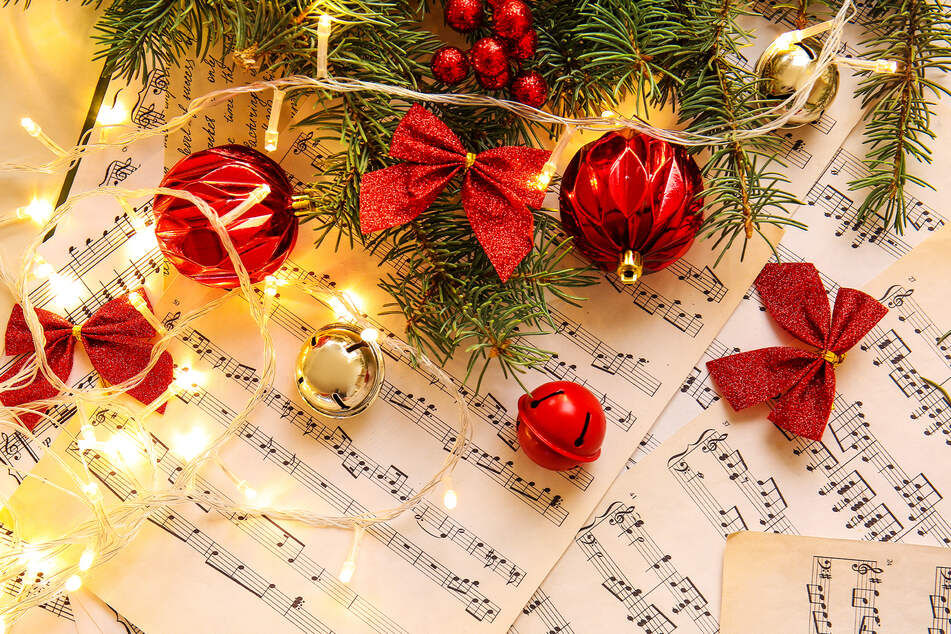 Schöne Weihnachtslieder werden im "Café Luk" gesungen.