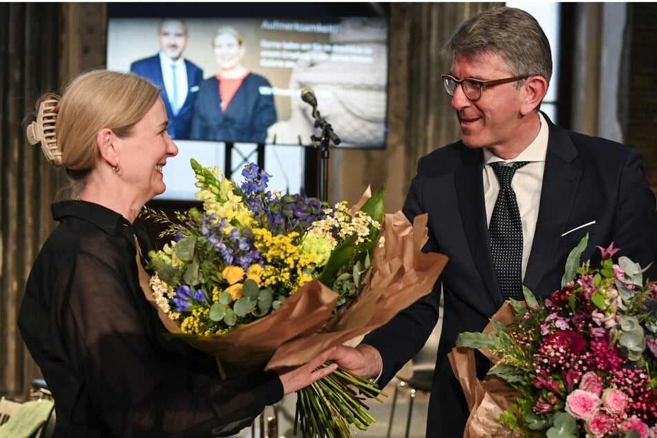 Vom neuen Kulturstaatsminister Wolfram Weimer (60) gibt es Blumen.