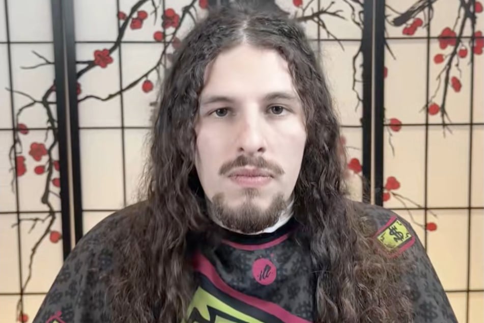 Durante siete años, este joven no se ha cortado el pelo.