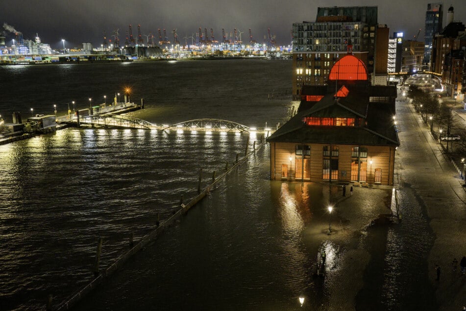 Eine Sturmflut setzte den Hamburger Fischmarkt unter Wasser.
