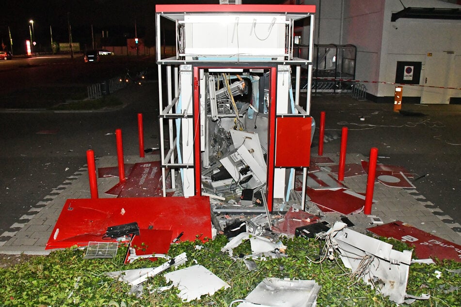 In Langenfeld wurde ein Geldautomat auf einem Parkplatz gesprengt.