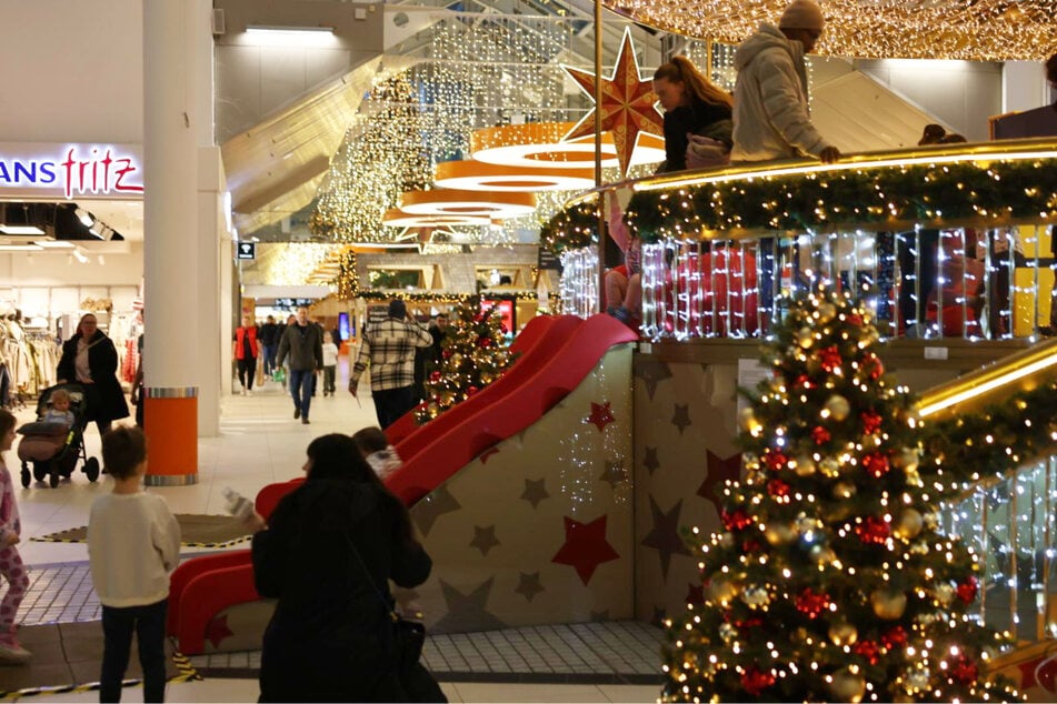 Es gibt Rutschen und Tunnel, durch die der Nachwuchs jagen kann.