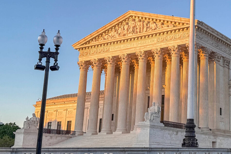 Jeffery Lee's execution by nitrogen gas in Alabama has been put on hold after an intervention from the Supreme Court.