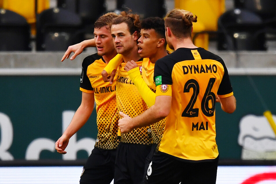 Yannick Stark (2.v.l.) und Ransford-Yeboah Königsdörffer (2.v.r.) schossen Dynamo Dresden zum wichtigen Heimsieg.