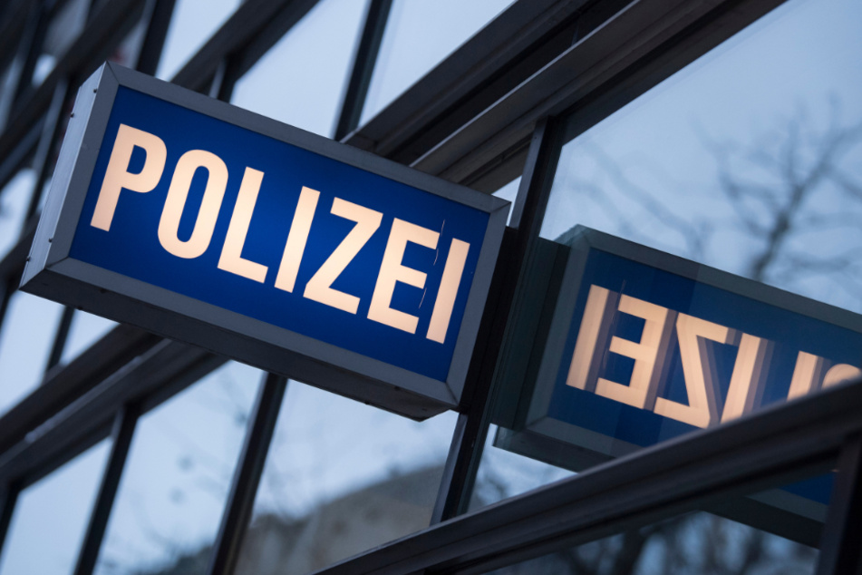 Die Belohnung ist für Privatpersonen ausgesetzt, deren Hinweise zur Ergreifung des Täters führen.