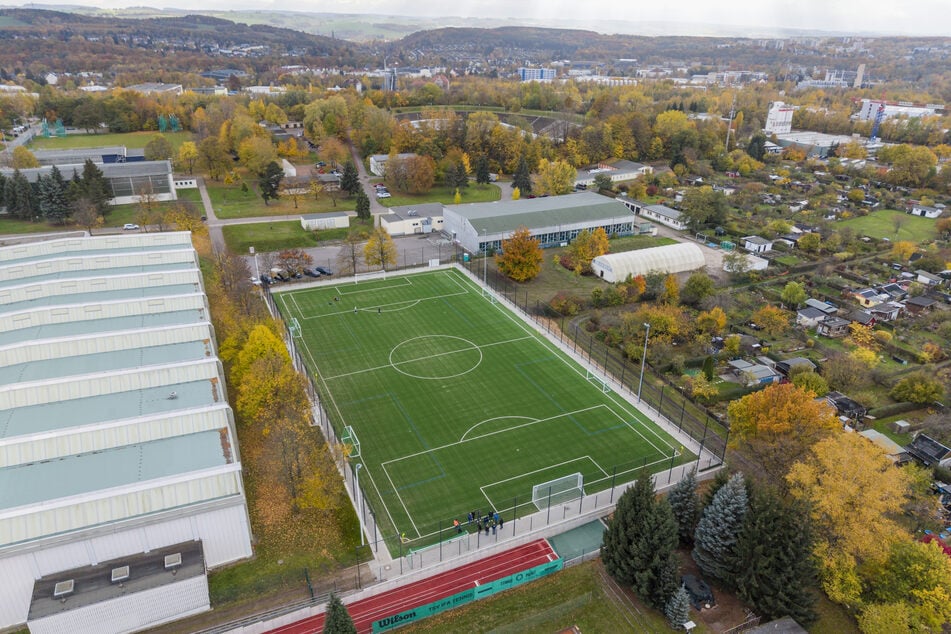 Der neue Kunstrasenplatz ermöglicht mit den Maßen von 45 mal 90 Meter einen Fußball-Spielbetrieb.