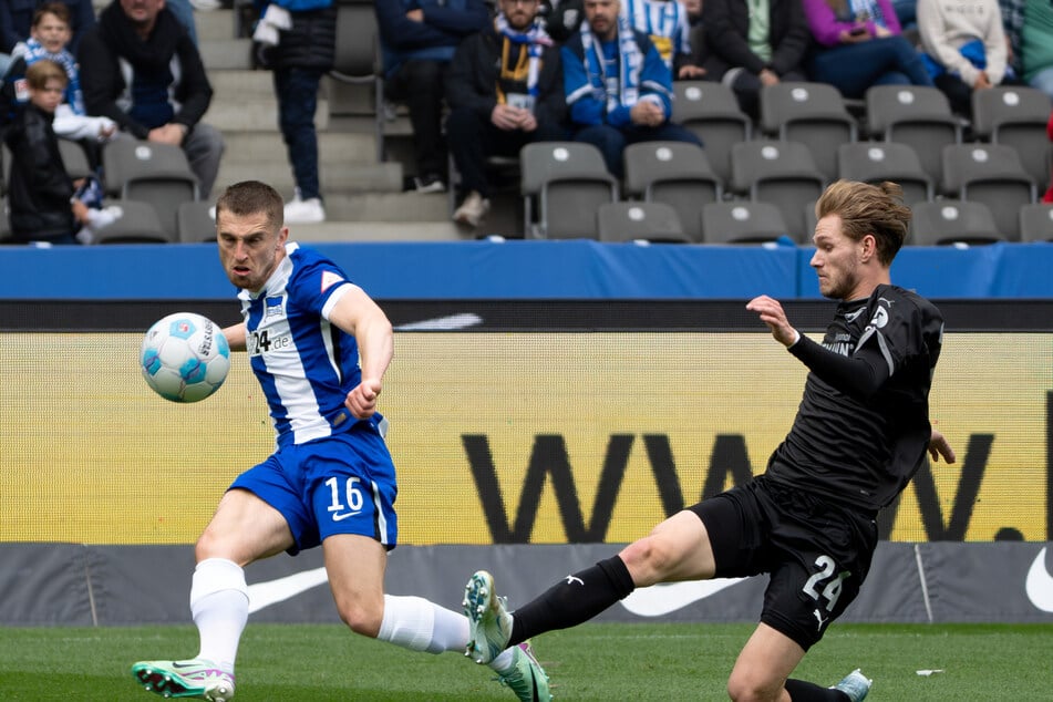 Herthas Jonjoe Kenny sucht den passenden Abnehmer.