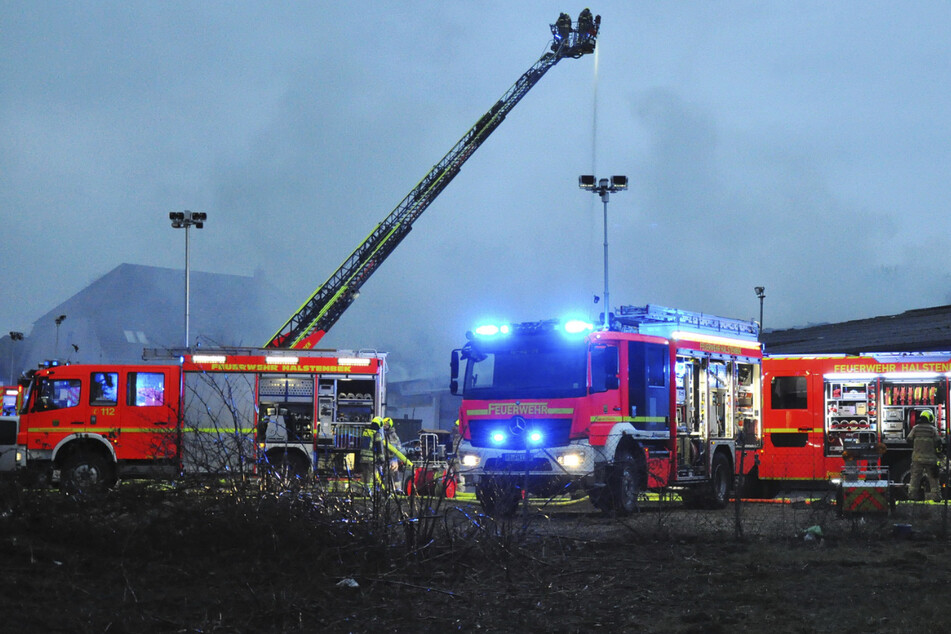 Mehr als 170 Feuerwehrleute waren bei dem Brand in Rellingen im Einsatz.