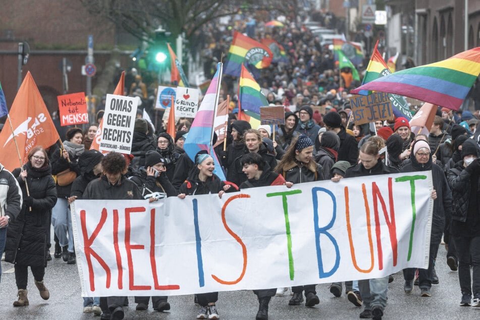 Fast 5000 Menschen demonstrieren in Kiel gegen rechts