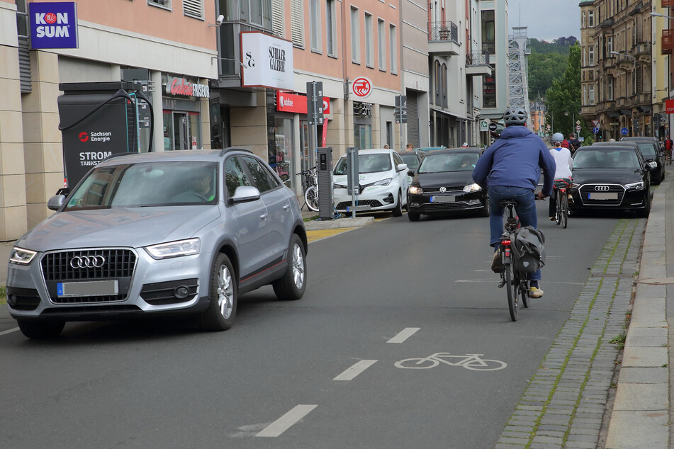 Wie hier in der Hüblerstraße kommen sich Radler und Autofahrer mangels Ausweichmöglichkeiten besonders nahe.