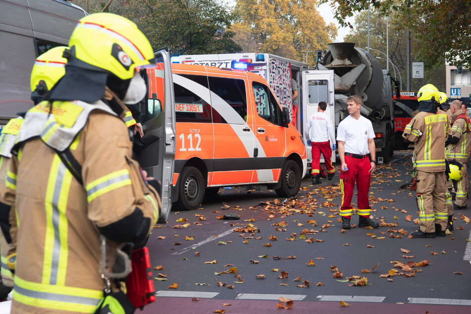Ein Spezialfahrzeug der Berliner Feuerwehr blieb bei der Anfahrt zur Unfallstelle in einem Stau stecken, der von Klimaaktivisten verursacht wurde.