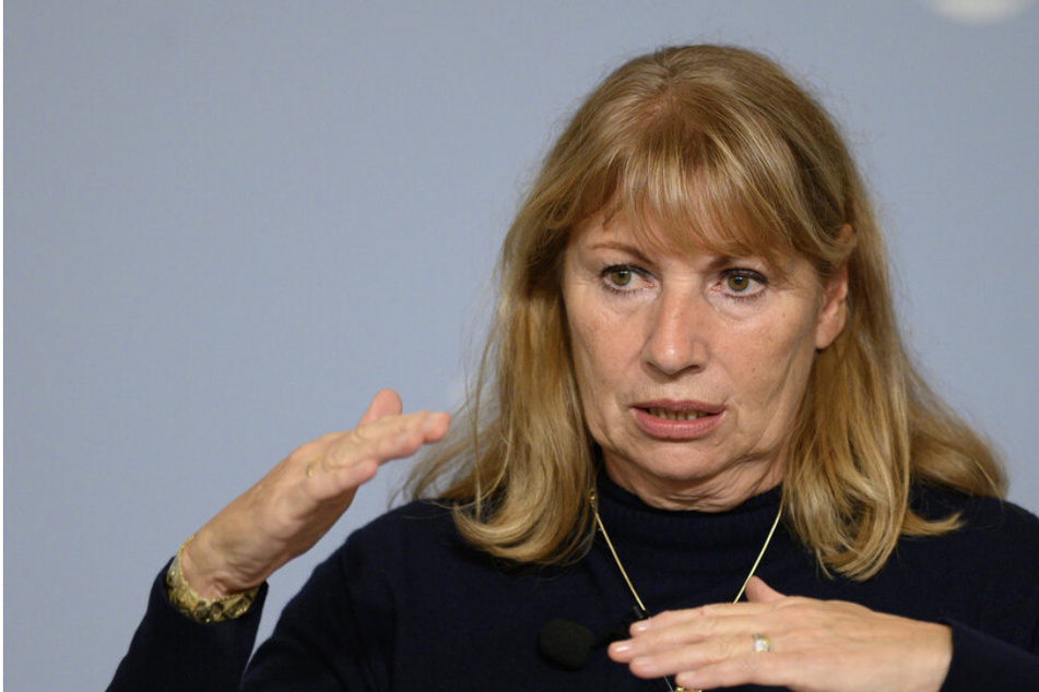 Knapp zwei Monate nachdem Corona-Kritiker mit Fackeln an ihrem Haus aufgetaucht waren, musste Gesundheitsministerin Petra Köpping (63, SPD) schon wieder privat von der Polizei geschützt werden.