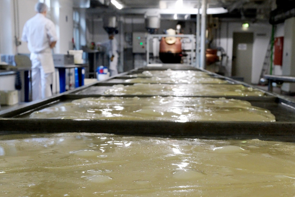 Mit der heißen Karamellmasse beginnt die Produktion der Karamellen.