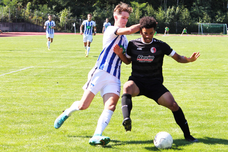 Der BAK um Innenverteidiger Raphael Dorra (18, r.) warf gegen Hertha um Sturmtank Oliver Rölke (17, v.-l.) alles in die Waagschale und verdiente sich den ersten U19-Bundesliga-Punkt der Vereinsgeschichte redlich.