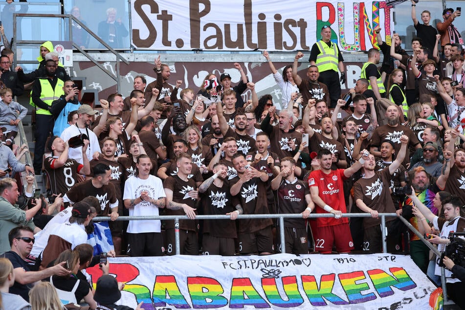 Die Aufstiegsfeier des FC St. Pauli ging noch bis in die frühen Morgenstunden.