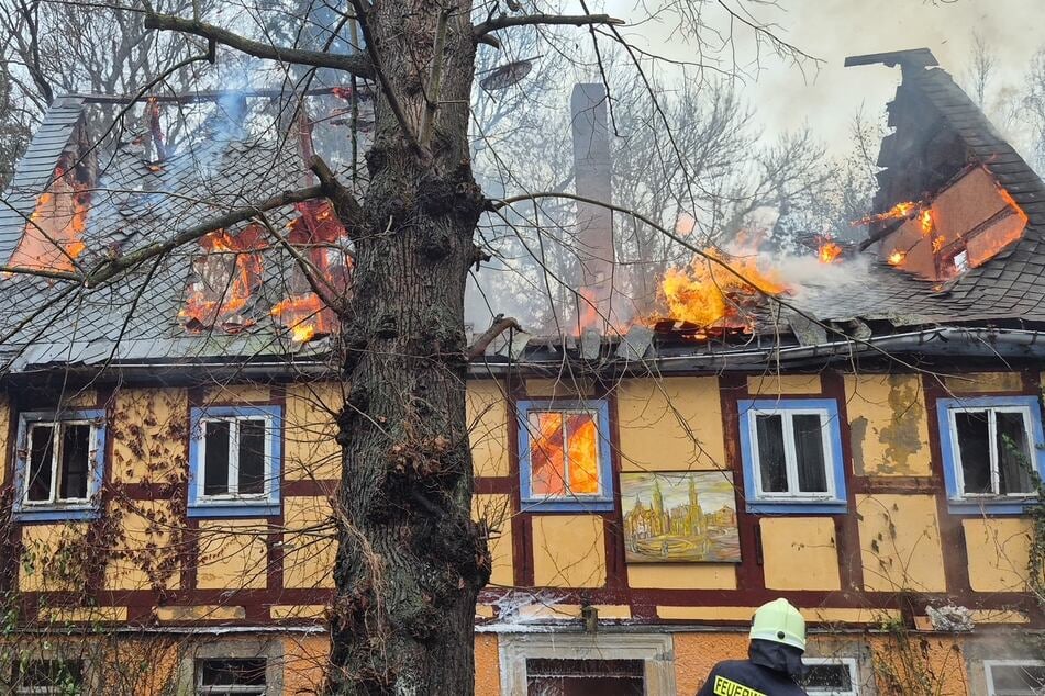 Ein Fachwerkhaus im Kurort Hartha ist am Montagvormittag bei einem Brand zerstört worden.