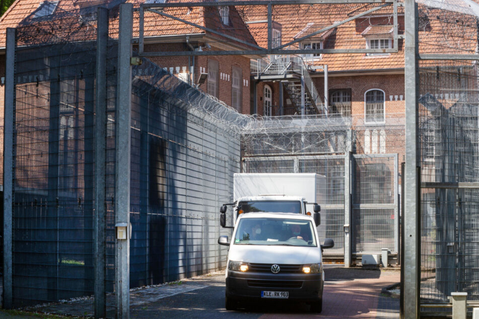 Fahrzeuge fahren aus der Sicherheitschleuse am Eingang der Psychiatrie.