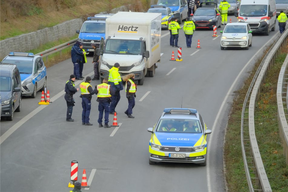 Der Verkehr wurde auf eine Fahrbahnspur verengt. Mit geschultem Blick suchten sich die Polizisten einzelne Fahrzeuge heraus.