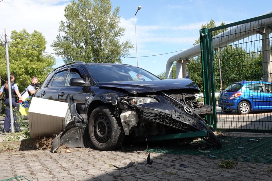 Der 31-Jährige krachte mit seinem Auto schließlich in einen Stromkasten.
