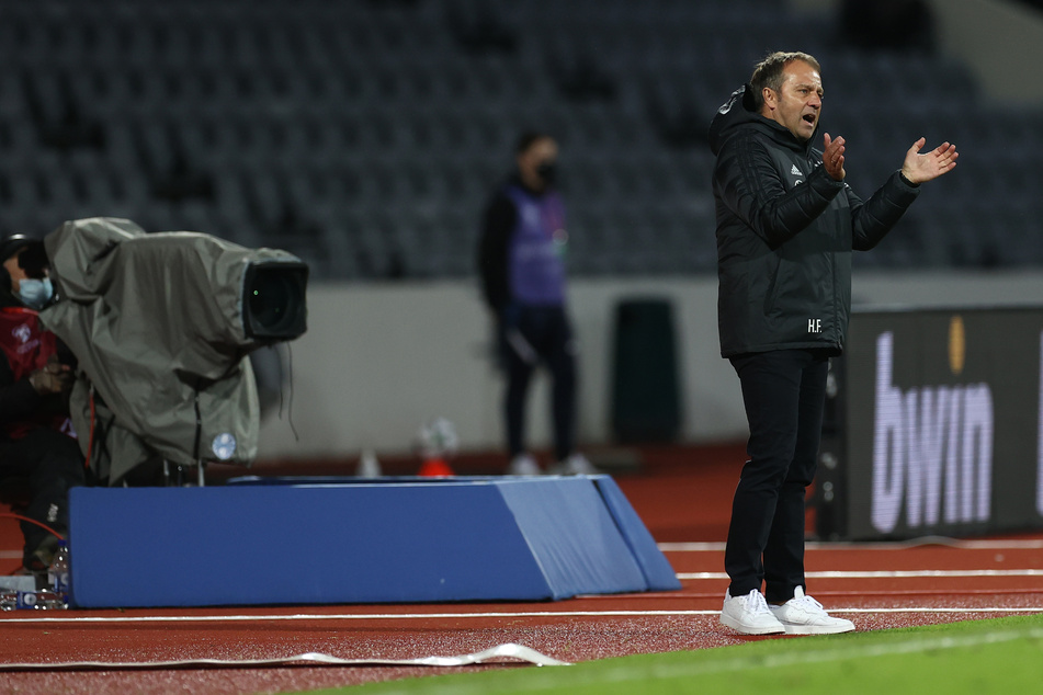 Er hat allen Grund zum Applaudieren. Der Löw-Nachfolger startete perfekt in seine neue Aufgabe.