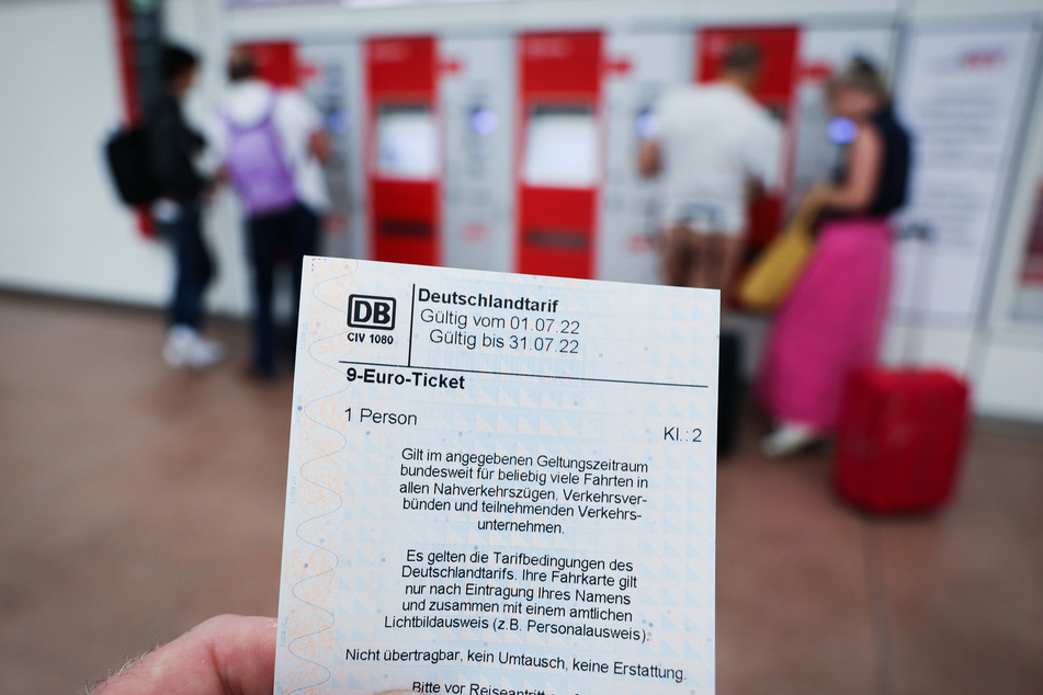 Im ersten Gültigkeitsmonat des 9-Euro-Tickets sind dem Verband Deutscher Verkehrsunternehmen (VDV) zufolge bundesweit rund 21 Millionen der Sonderfahrkarten verkauft worden.