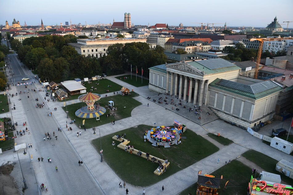 München: Auf dem Königsplatz stehen unter dem Motto "Sommer in der Stadt" ein Kettenkarussell, ein Fahrgeschäft für Kinder sowie diverse Essensbuden.
