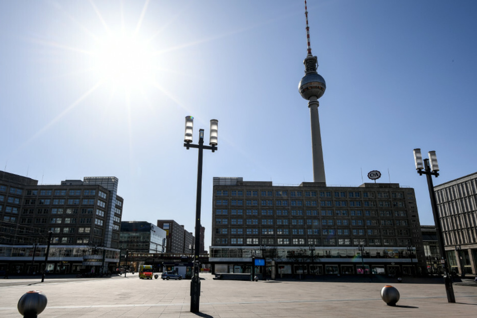 Der Alexanderplatz ist bei bestem Wetter wie ausgestorben.