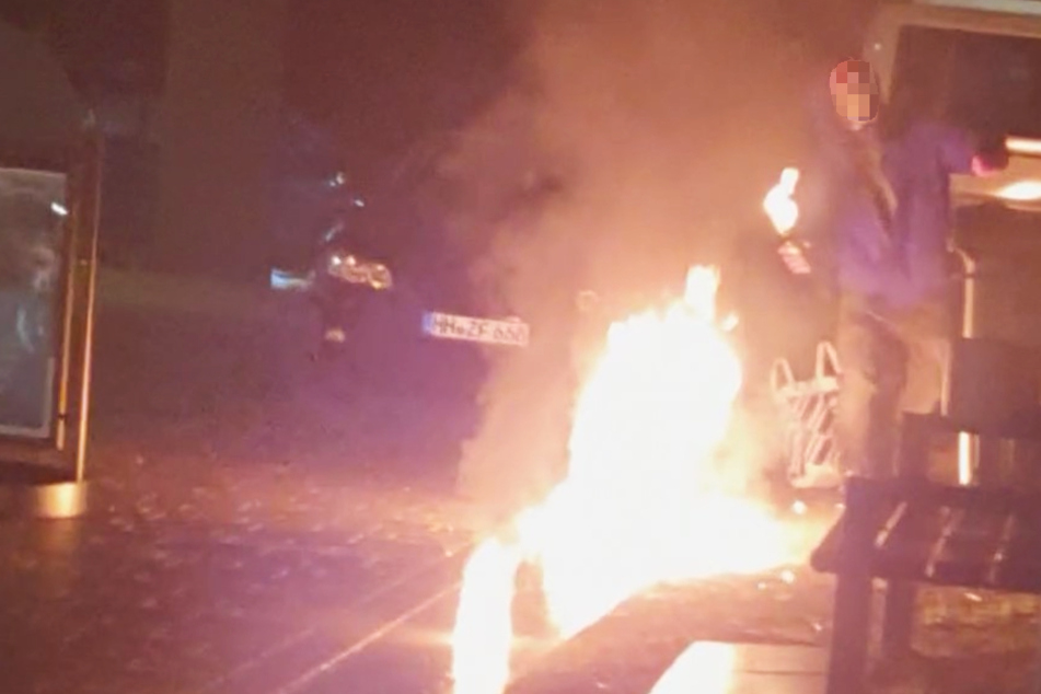 Eine Zeugin filmte den Täter bei dem Angriff mit den Molotowcocktails. (Screenshot)