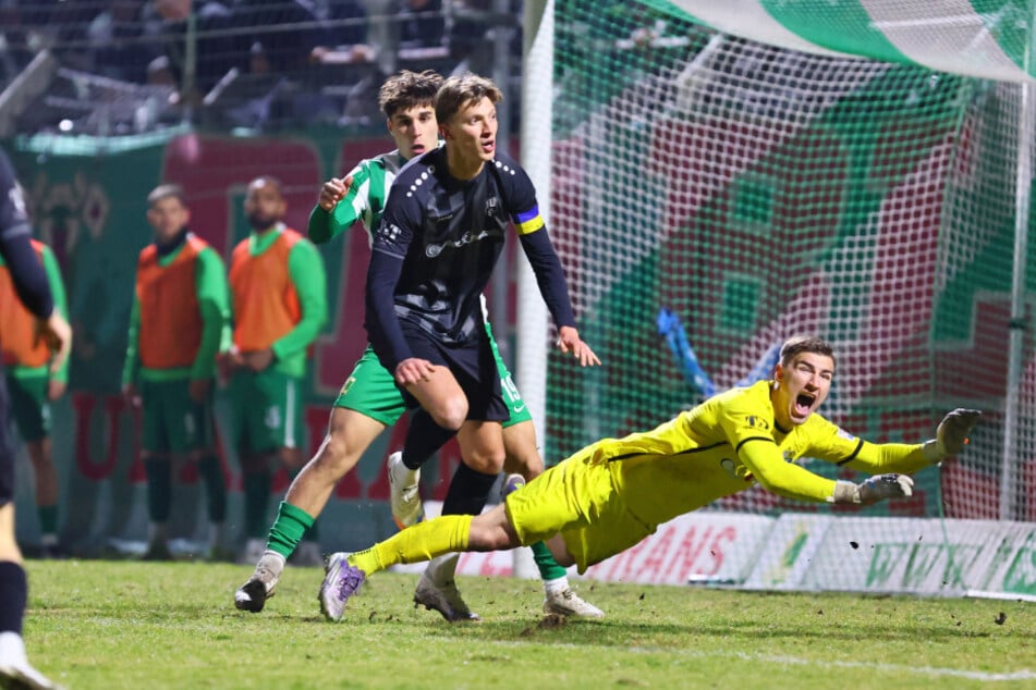 CFC-Keeper Daniel Adamczyk (23) war von der Leistung in der ersten Hälfte gegen den HFC enttäuscht. (Archivbild)