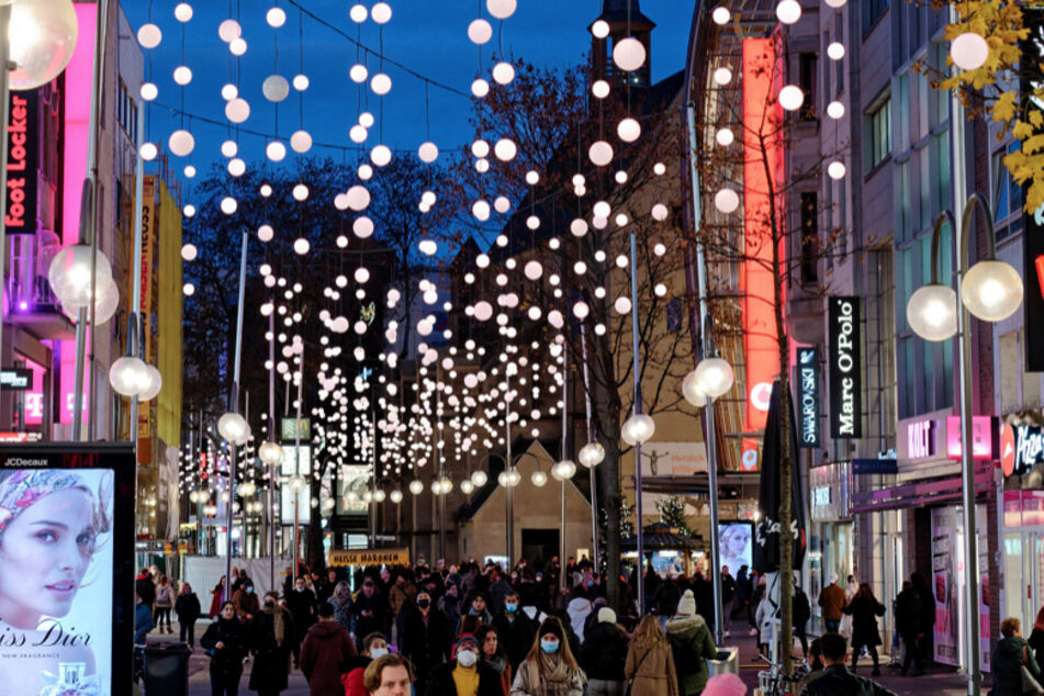 5100 hängende Kugeln leuchten jetzt weihnachtlich in der Schildergasse und der benachbarten Hohe Straße in Köln.