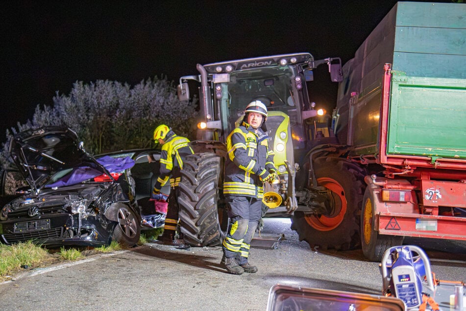Am Dienstagabend wurde ein Autofahrer (19) nach einem Unfall mit einem Traktor in seinem VW Golf eingeschlossen.