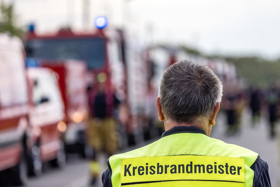 An der Übung sind mehr als 400 Einsatzkräfte und mehr als 100 Einsatzfahrzeuge aus mehreren Landkreisen Südbrandenburgs und der Stadt Cottbus beteiligt.