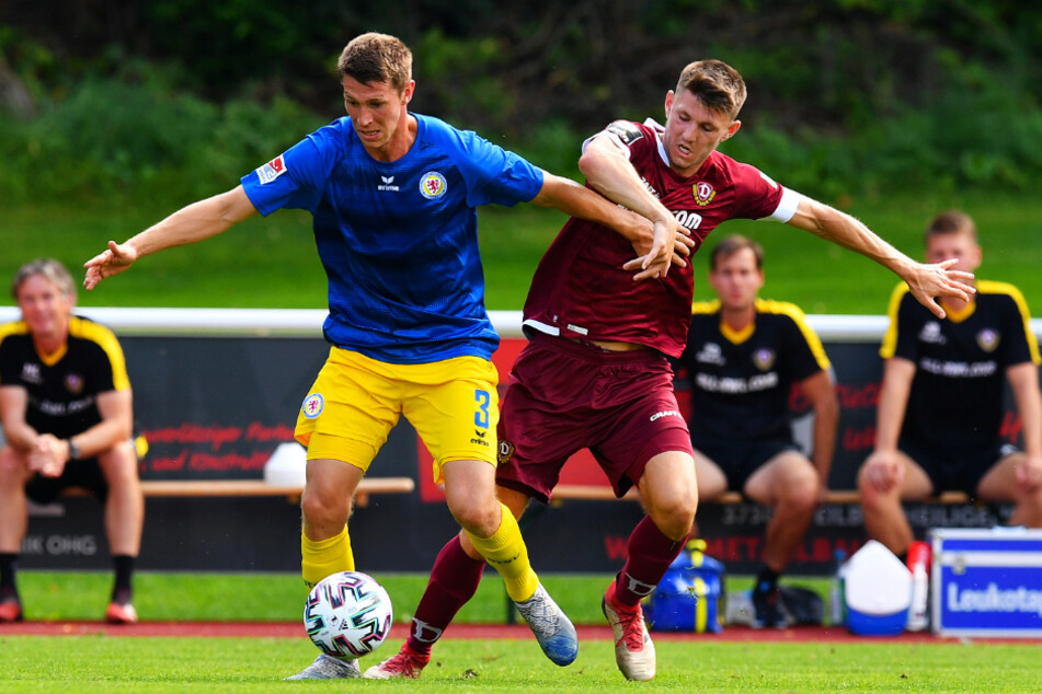 Robin Becker (r.) im Duell mit seinem ehemaligen Teamkollegen Lasse Schlüter.