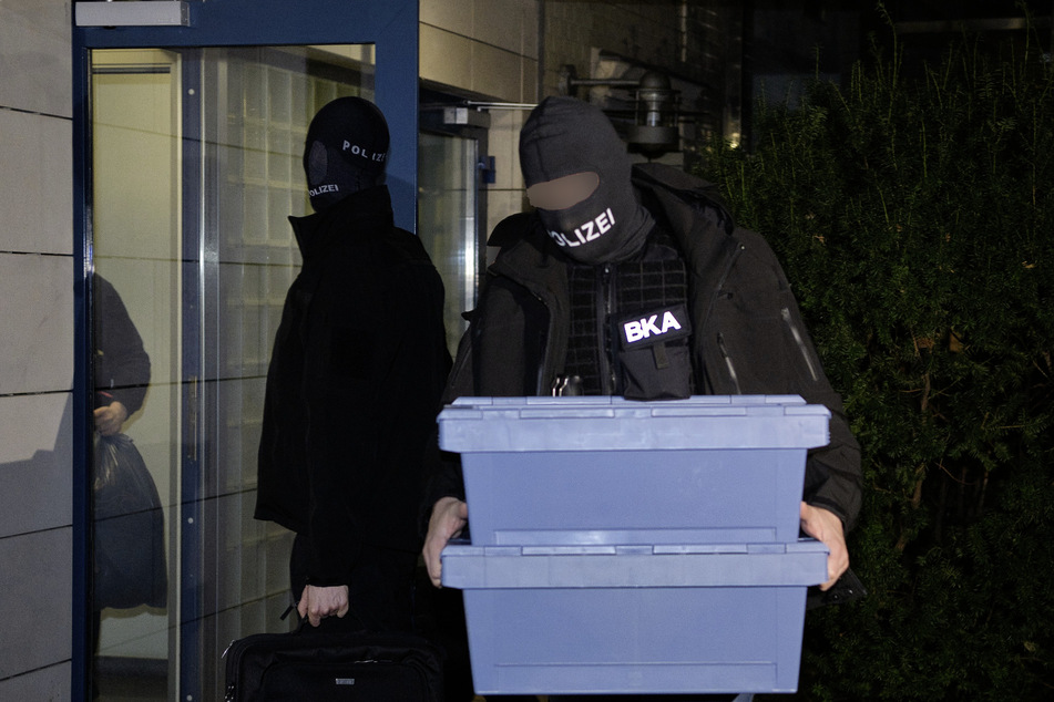 Polizisten gehen mit sichergestellten Beweismitteln aus einem Haus. Die Bundesanwaltschaft hat in Berlin und im niederländischen Rotterdam vier mutmaßliche Mitglieder der islamistischen Hamas festnehmen lassen.