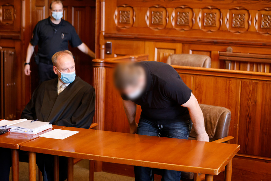 Der Angeklagte (r.) nimmt neben seinem Verteidiger Jan Gärtner (m.) im Gerichtssaal Platz.