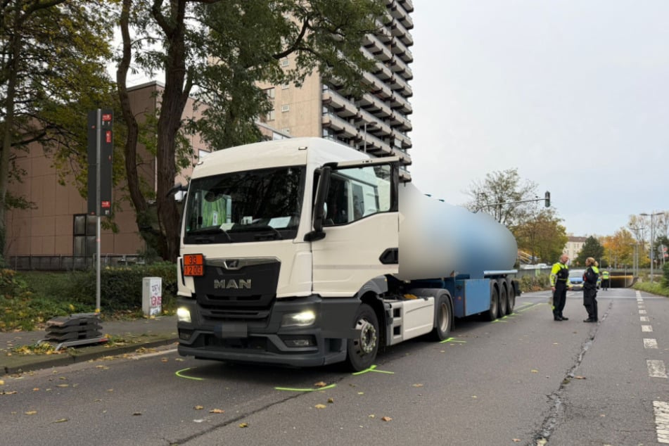 In Köln-Riehl ist am Mittwoch ein Tanklaster mit einer Seniorin kollidiert.