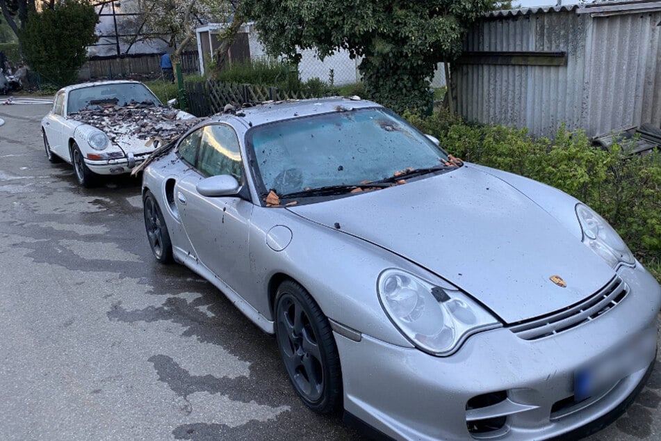 Die beschädigten Porsche-Sportwagen am Montag.