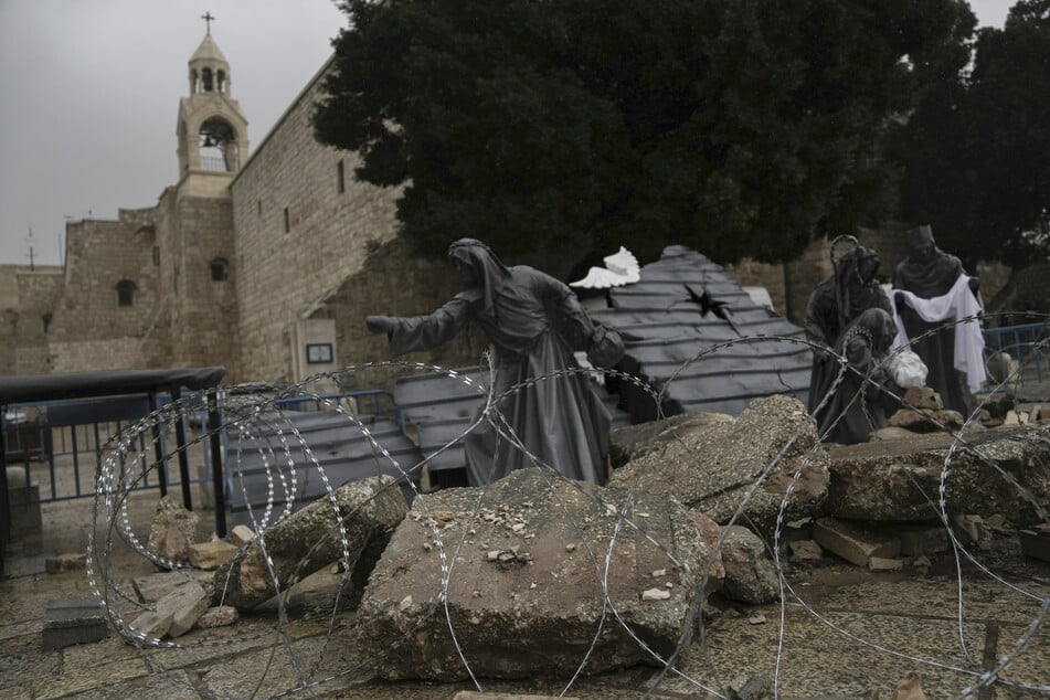 Eine Krippe, die zu Ehren der Opfer im Gazastreifen geschmückt ist, steht am Heiligabend auf dem Krippenplatz in der Nähe der Geburtskirche, die traditionell als Geburtsort Jesu gilt, in der Stadt Bethlehem.